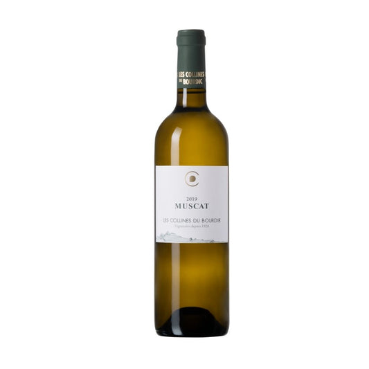 Wine bottle labeled 'Muscat' on a white background